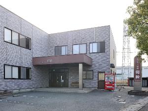 【ビジネス旅館】外観☆ビジネスインうめさきの向かい側2階建ての建物です☆