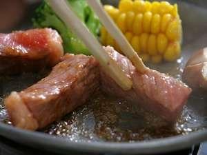 【夕食】バターを添えた焼きたてを召上れます