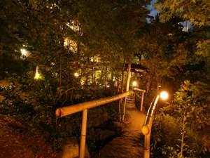 【庭園】夜の庭園は幻想的な雰囲気・・