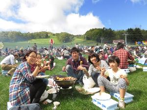 【秋◎ルスツうまいもん祭り】炭火も焼き台も食材も全てセットされてるので、手ぶらでバーベキューが楽しめます。