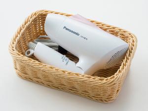 ドライヤーはバスルームに備え付けております