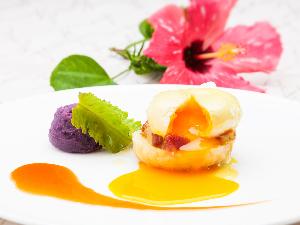 朝食「選べる玉子料理」県産豚肩ロースと県産卵を使用した人気の「エッグベネディクト」出来立てをお席にお持ちいたします。