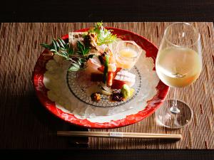 夕陽の優しい光がいざなう晩餐の始まり。（お料理イメージ）