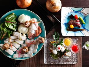夕陽の優しい光がいざなう晩餐の始まり。（お料理イメージ）