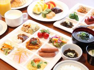【朝食】6:30～10：00。和食・洋食・中華のビュッフェスタイル。1階カフェレストラン「ラベンダー」