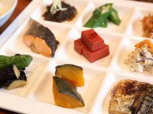 【朝食】6:30～10：00。和食・洋食・中華のビュッフェスタイル。1階カフェレストラン「ラベンダー」