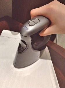 パナソニックの掛けたまま使えるスチームアイロン貸出しております。※予約不可で数に限りがございます。