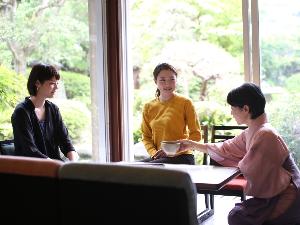 創業時より続く伝統のおもてなし、ご到着後の抹茶とお菓子でお出迎えをさせていただきます。