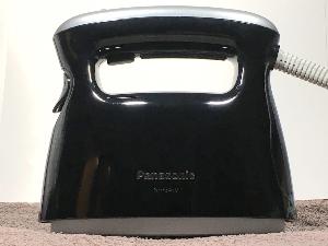パナソニックの掛けたまま使えるスチームアイロン貸出しております。