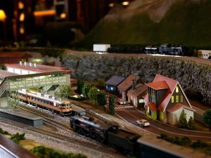 ◆バーラウンジ／センターテーブルには、かつてこの地を駆け抜けたSLの鉄道ジオラマを展示