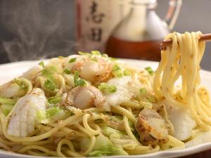【朝食ビュッフェ】もっち中太麺と隠し味のだしが海鮮の具と絡む「旨塩焼きそば」