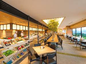 ホテル15Fレストラン「北海道スカイテラス MINORI（ミノリ）」。朝食ビュッフェ6:45〜10:00／ランチビュッフェ11:30〜14:30／ディナービュッフェ17:30〜22:00（L.O.21:00）