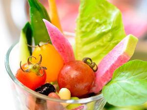 グラスにお好みの野菜を盛り付けて目にも楽しい「野菜アート」をどうぞ。日本有数の野菜の生産地ならではのラインナップで、楽しくサラダをお召し上がりください。朝食／ランチ／ディナー共通ビュッフェメニュー