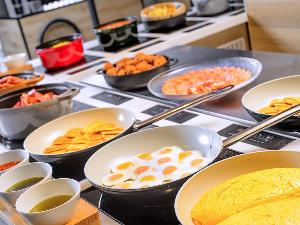 ホテル15Fレストラン「北海道スカイテラス MINORI（ミノリ）」。お米や野菜、乳製品など素材にこだわり、シェフが一品一品丁寧に料理を仕上げます。和洋折衷の朝食ビュッフェ6:45〜10:00