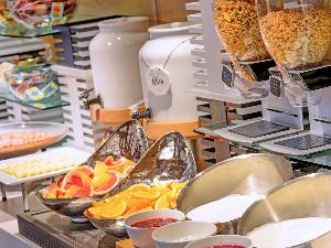 ホテル15Fレストラン「北海道スカイテラス MINORI（ミノリ）」。お米や野菜、乳製品など素材にこだわり、シェフが一品一品丁寧に料理を仕上げます。和洋折衷の朝食ビュッフェ6:45〜10:00