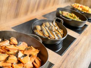 ホテル15Fレストラン「北海道スカイテラス MINORI（ミノリ）」。お米や野菜、乳製品など素材にこだわり、シェフが一品一品丁寧に料理を仕上げます。和洋折衷の朝食ビュッフェ6:45〜10:00