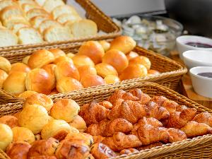 ホテル15Fレストラン「北海道スカイテラス MINORI（ミノリ）」。お米や野菜、乳製品など素材にこだわり、シェフが一品一品丁寧に料理を仕上げます。和洋折衷の朝食ビュッフェ6:45〜10:00