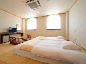 【ツイン和室】畳にベッドマットを置いた落ち着く部屋です。