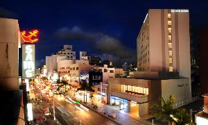 夜も賑やかな国際通り沿いに立地しています。