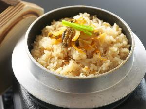 【鮑の釜飯】コリコリ歯ごたえの鮑をそのままに、高知県産米と一緒にホクホクに炊きあげられる釜飯は絶品！