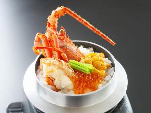 【伊勢海老釜飯】伊勢海老の身と殻ごと釜飯で炊き上げる釜飯は濃厚な伊勢海老の出汁が味わい深い逸品