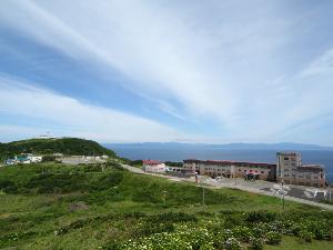 初夏のホテル外観。背景に見える山並みは北海道です。