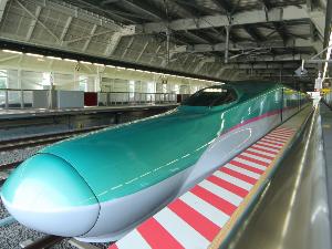 ホームに入線する北海道新幹線