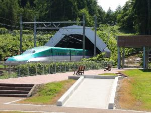 函館トンネル入口公園。撮影スポットように整備されベンチもあります。