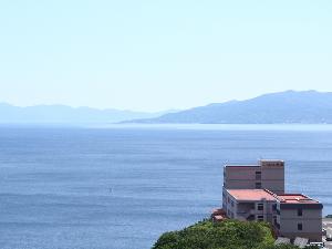 初夏のホテル外観。背景に見える山並みは北海道です。