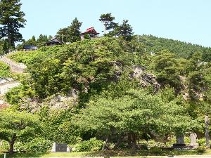 断崖にある歴史を物語る義経寺