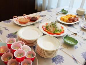 朝食は各お席にお膳をご用意するほかに、ミニビュッフェを提供しております。（ない場合もございます）