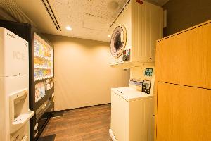 館内には、自動販売機とコインランドリーも設備あり。