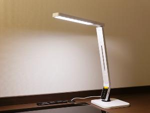 全てのダブルルームに調光機能付きのLEDデスクライト