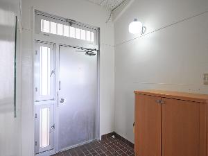 【玄関】家族連れやグループ旅行におススメ♪玄関も広々してます