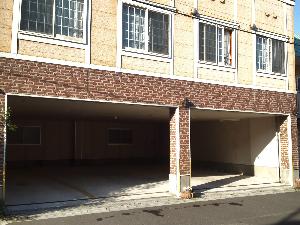 ■屋内駐車場■高さ2.5mまで収容出来ます。車高の高い車でもOK。無料でご提供致します。