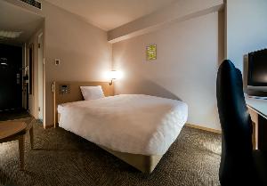 【スタンダードシングルルーム】部屋の広さ１８．２平米：ベッド幅１５４cm：使いやすいワイドデスク