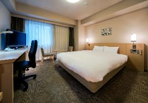 【デラックスダブルルーム】：部屋の広さ２５．４平米：ベッド幅１６８ｃｍのクイーンベッド