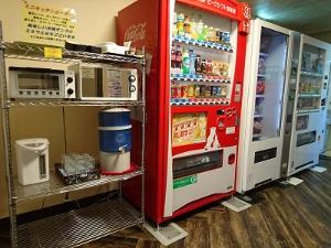 ミニキッチンコーナー（電子レンジ・ウォーターサーバーなど）・自動販売機（ドリンク・食品・タバコ）