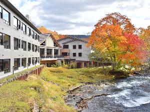 紅葉の阿寒川