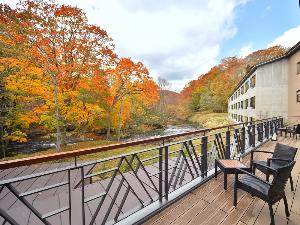 ロビーテラスから紅葉の阿寒川