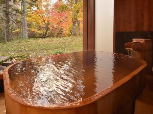 紅葉の貸切風呂（月の湯）