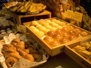 【朝食バイキング】ホテルメイドの焼き立てパンが人気