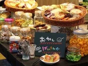ふらの広場のお菓子バイキングコーナー