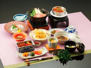 ◆季節の和食膳～お造り、天ぷら、豚肉の白湯鍋などお楽しみください。季節により内容は異なります。