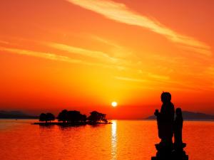 宍道湖に沈む夕日の美しさは「日本夕陽百選」に選ばれるほど。その一瞬の美をカメラに収めようと、多くの観光客が宍道湖を訪れます。