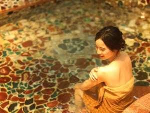 女神の湯・めのう風呂では輝きに包まれて美肌の湯を堪能出来ます