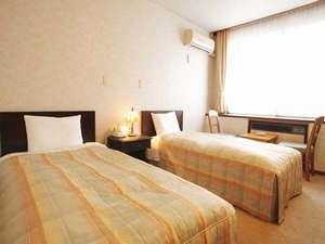 洋室は全てバストイレ付き。明るい色合いのお部屋です。