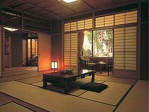 露天風呂付き特別室「宮の間」。ふすまの奥には岩組みの露天風呂。源泉が２４時間贅沢に掛け流し。