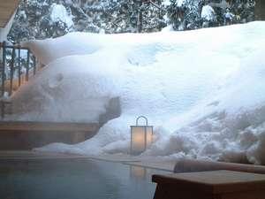 なだれが起きそうなくらいにどっさり雪が積もった雪見の森林浴露天風呂。