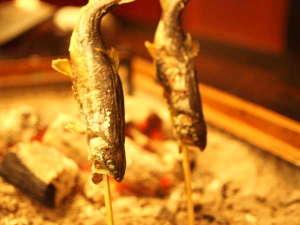 １時間以上囲炉裏でゆっくり焼かれるイワナ。
